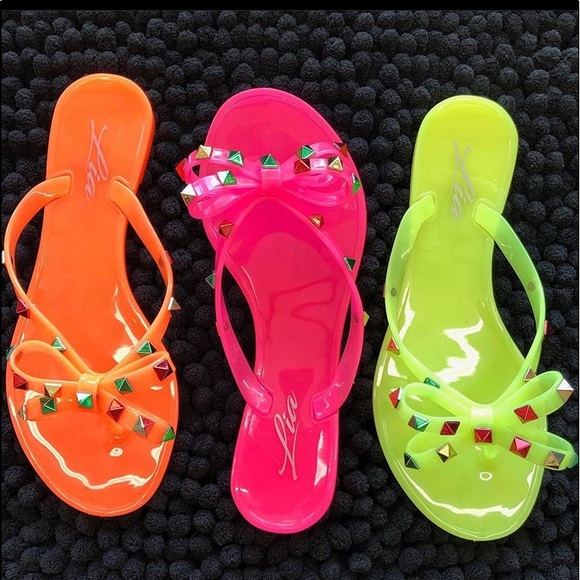 Shoes - Neón yellow green spike/studded flip flops